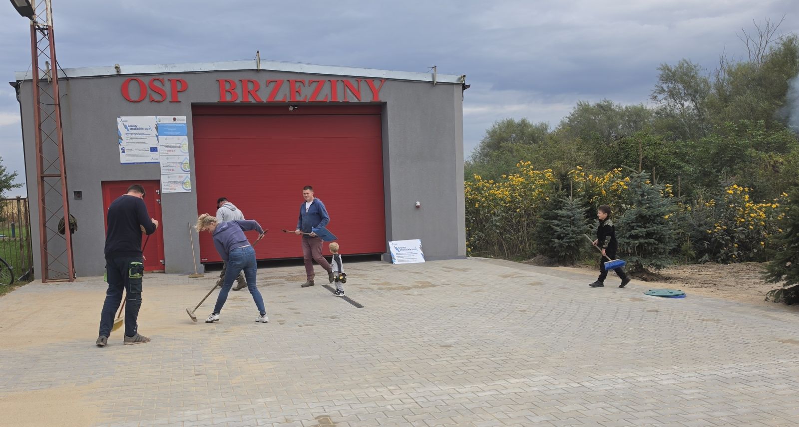 Zdjęcie: Nowy plac manewrowy przed strażnicą OSP w Brzezinach już gotowy!