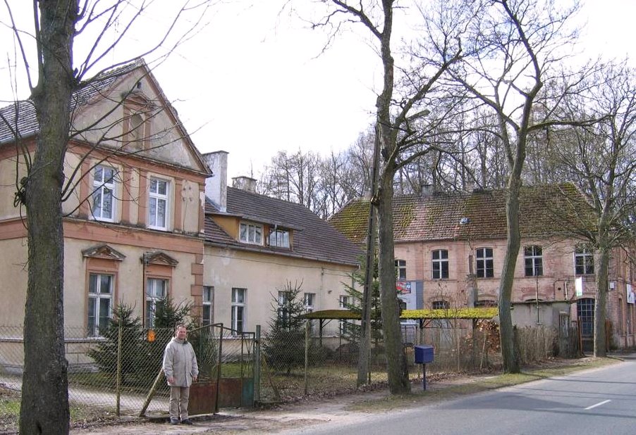 Dawna fabryka krasnali. Seegerhall - Przyjezierze. Na pierwszym planie budynek mieszkalny byłych właścicieli, w głębi budynek fabryczny. Widok obecny.