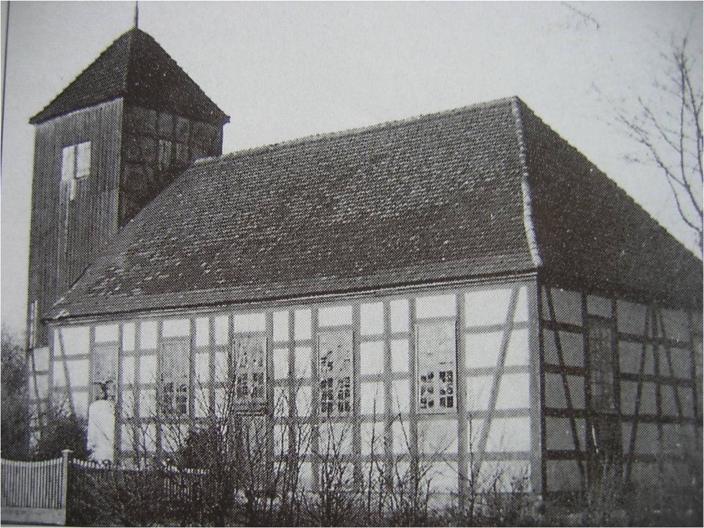 Kości&oacute;ł w Brzezinach oraz pomnik ku czci poległych w wojnie 1914-1918r. Fot. H.R.