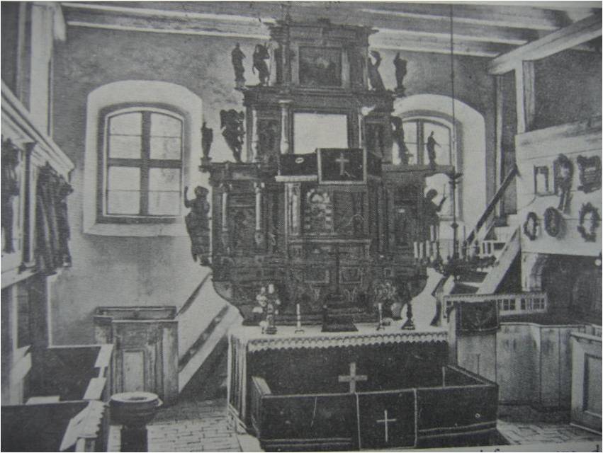 Ołtarz gł&oacute;wny z 1610r. z płaskorzeźbami. Fot.H.R.