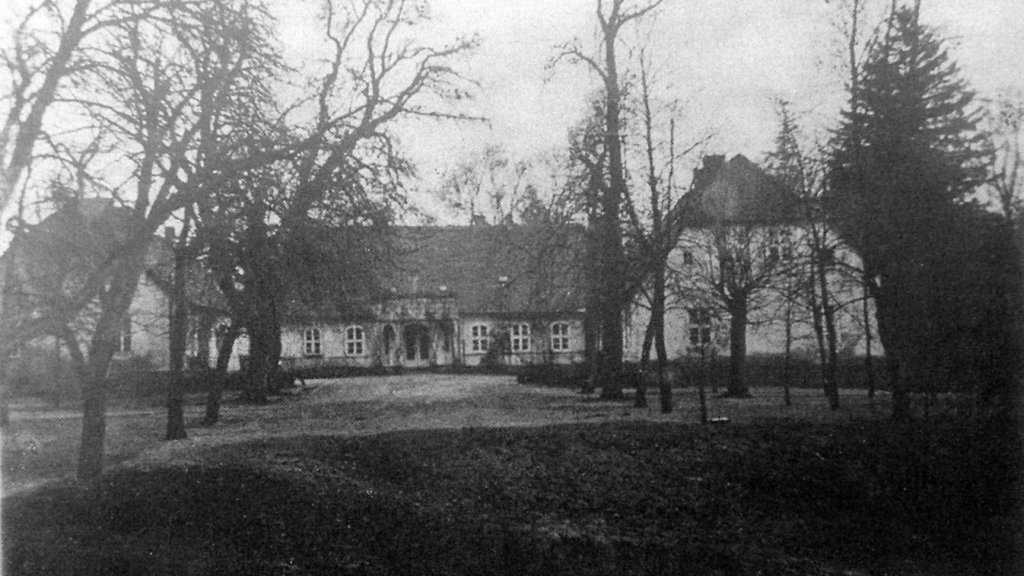P&oacute;źnobarokowy dworek myśliwski z XVIII w. w kształcie podkowy. Fot. H. R.
