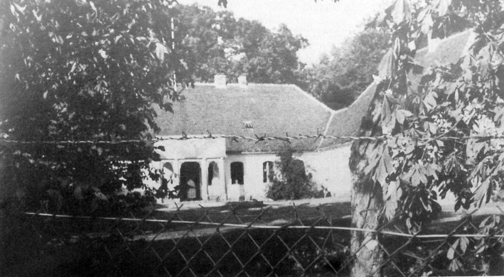 1984 rok, widok dworku od strony Brzezin, do lat siedemdziesiątych był siedzibą nadleśnictwa. Fot. H. R.